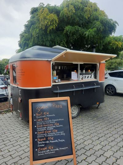 Food-Truck „Jeani`s Flame“ auf dem Parkplatz vom ElbeCenter Meißen