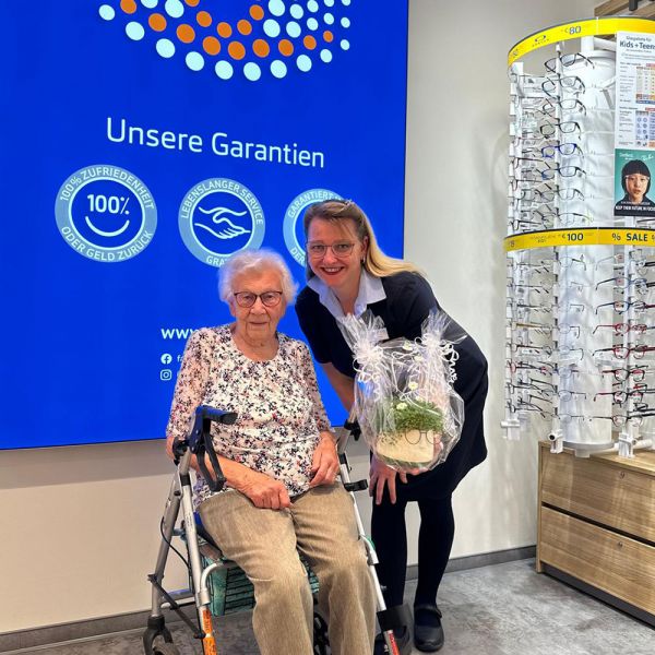 Die 102-jährige Meissnerin Frau Margarete Hummel mit der Filialleiterin Frau Pluskat von Apollo im ElbeCenter Meißen