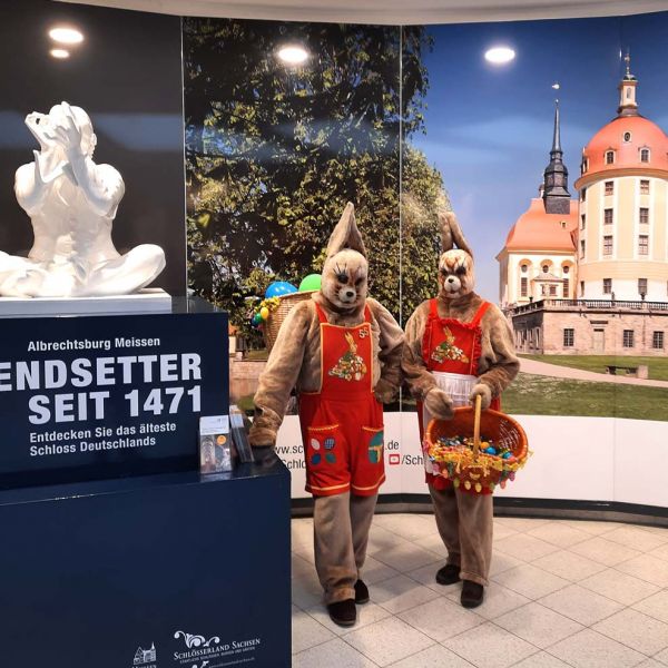 Hirschfelder Osterhasenpaar zum Besuch im ElbeCenter