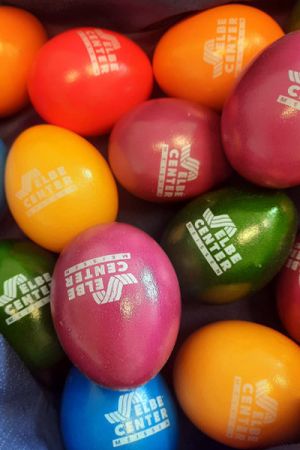 Viele bunte Logo-Eier vom ElbeCenter
